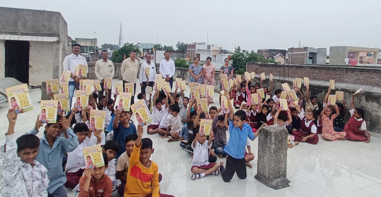 काटे परिवाराने जोपासली सामाजिक बांधिलकी!  मातोश्री च्या स्मरणार्थ शिवशाही फाऊंडेशनतर्फे शैक्षणिक साहित्य वाटप