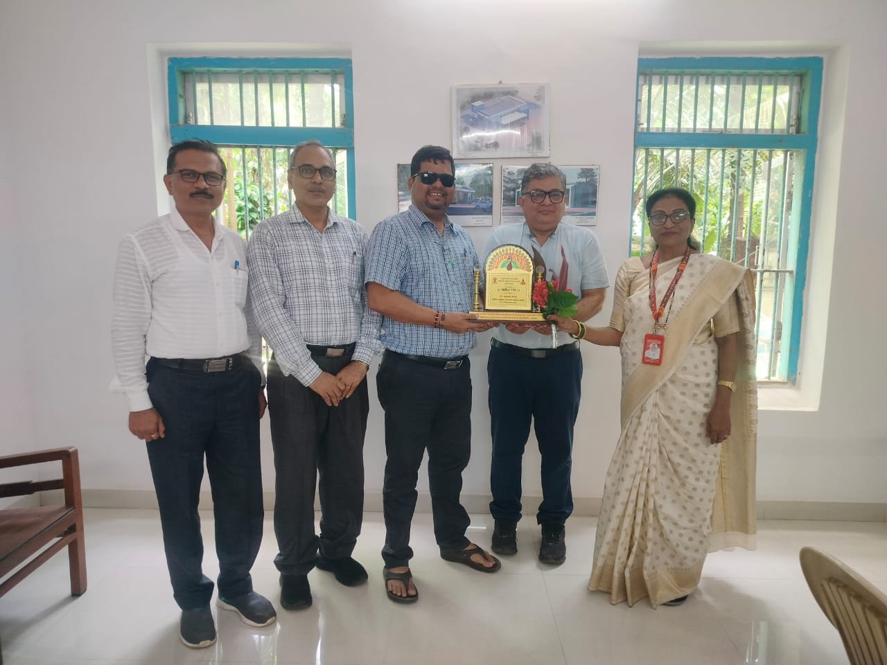 साहित्य-संवेदनशीलतेची पाठशाळा ठरलेल्या अनुपमा जाधव यांना ‘खान्देश रत्न पुरस्कार’; त्र्यंबकेश्वर येथे गुरु पौर्णिमेच्या दिवशी गौरव”   डहाणू एज्युकेशन ट्रस्टकडून व मुख्याध्यापक व कर्मचाऱ्यांकडून प्रेरणादायी शिक्षिकेला सन्मानाची शाल व शब्दसुमने