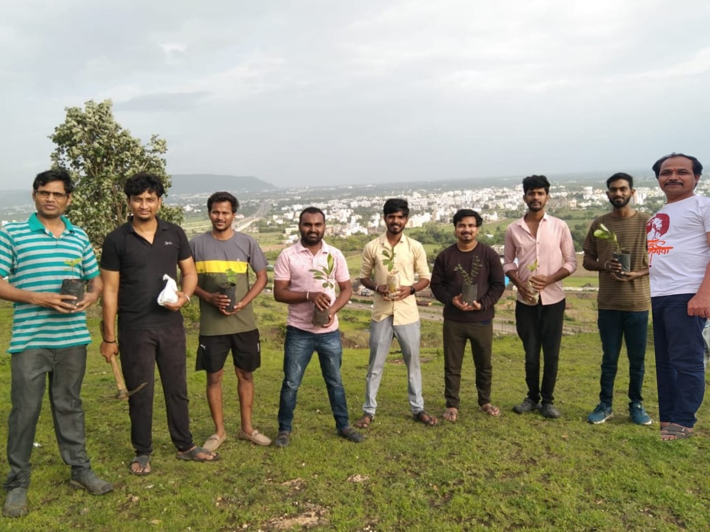 स्वराज्य देशा व श्री श्री वृक्ष बॅंक यांच्या तर्फे वृक्षारोपण व बीजाचें यशस्वी रोपण*