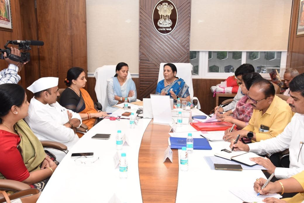 छत्रपती संभाजीनगर छावणी येथील बालगृहातील घटनेच्या अनुषंगाने डॉ. नीलम गोऱ्हे यांच्या अध्यक्षतेखाली बैठक*  *राज्यातील सर्वच बालगृहांमध्ये मुलींचे भवितव्य सुरक्षित करण्यासाठी नव्याने कार्यप्रणाली निश्चित करण्याबाबत विभागास उपसभापती डॉ.गो-हे यांनी दिल्या सूचना*