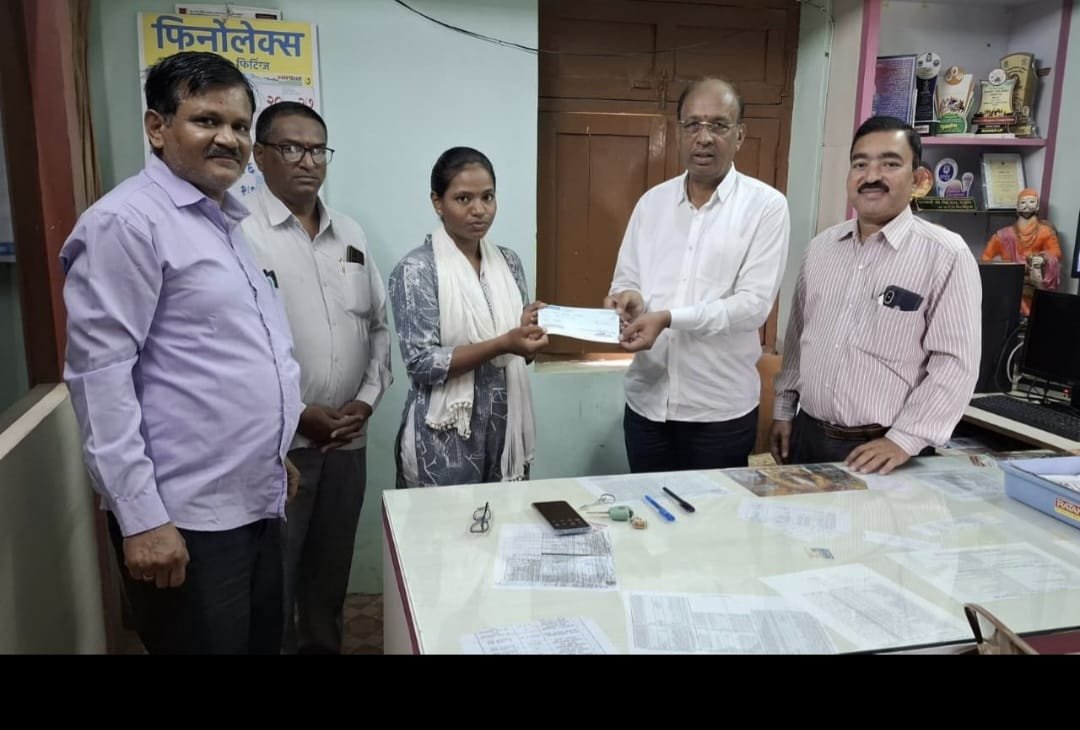 मारवड महाविद्यालयात आर्थिक दुर्बल घटकातील विद्यार्थ्यांना धनादेश वाटप.—