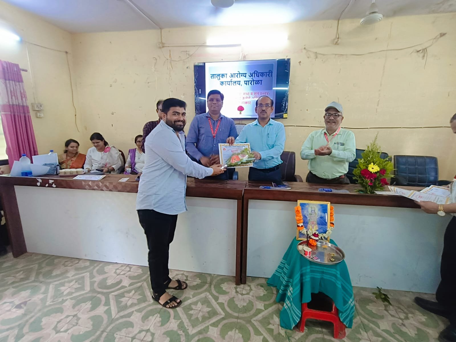 पारोळा तालुक्यातील आरोग्य योद्ध्यांचा जिल्हा आरोग्य अधिकाऱ्यांच्या हस्ते सत्कार — राष्ट्रीय आरोग्य कार्यक्रमाचा सखोल आढावा