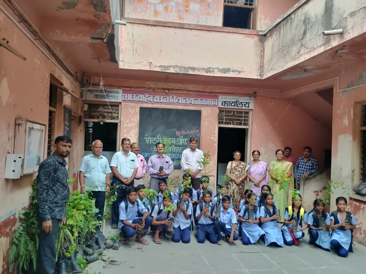 भाऊसाहेब राऊत विद्यालयात “एक पेड मां के नाम” उपक्रमासाठी विद्यार्थ्यांना वृक्षरोपांचे वितरण…..*