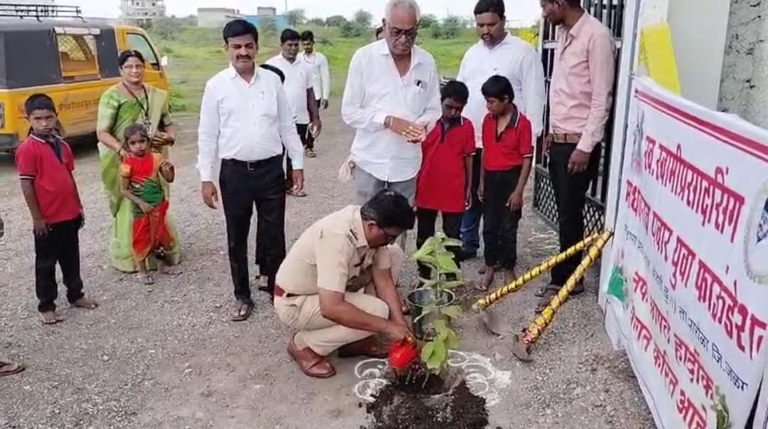 “पर्यावरणासाठी एकत्र आले हात — महाराणा प्रताप नगरमध्ये वृक्षारोपणाने फुलले हरित स्वप्न”