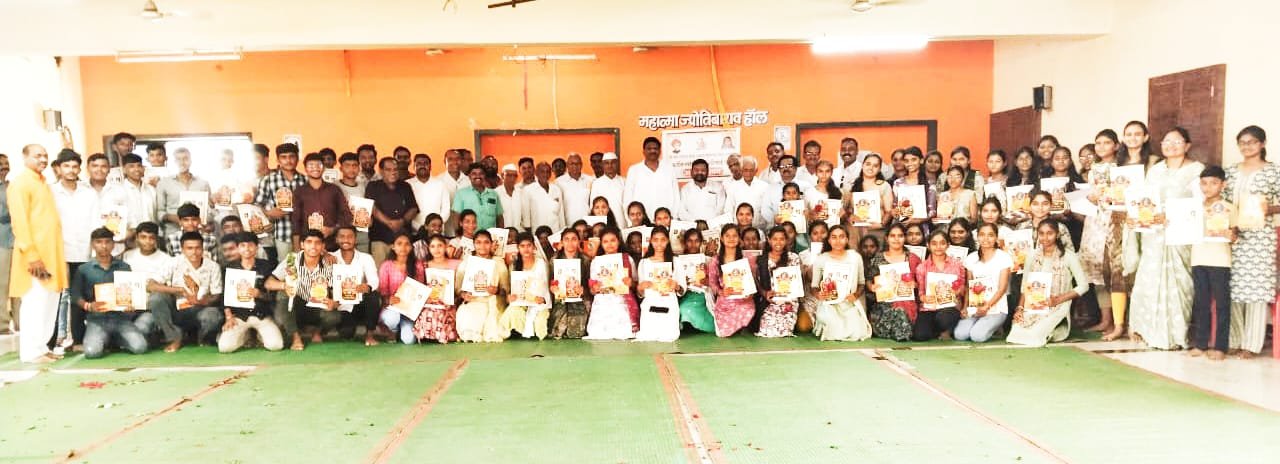धरणगावात माळी समाजातर्फे विद्यार्थी गुणगौरव सोहळा संपन्न..  ▪️गुणवंतांना सन्मानचिन्ह, प्रशस्तीपत्र व “शिवाजी कोण होता?” ग्रंथ भेट !