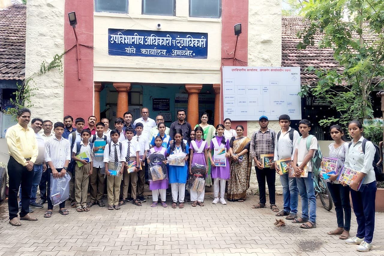 माणुसकीची शिदोरी: PTA क्लासेसने ३० गरजू विद्यार्थ्यांना घेतले शैक्षणिक दत्तक!”