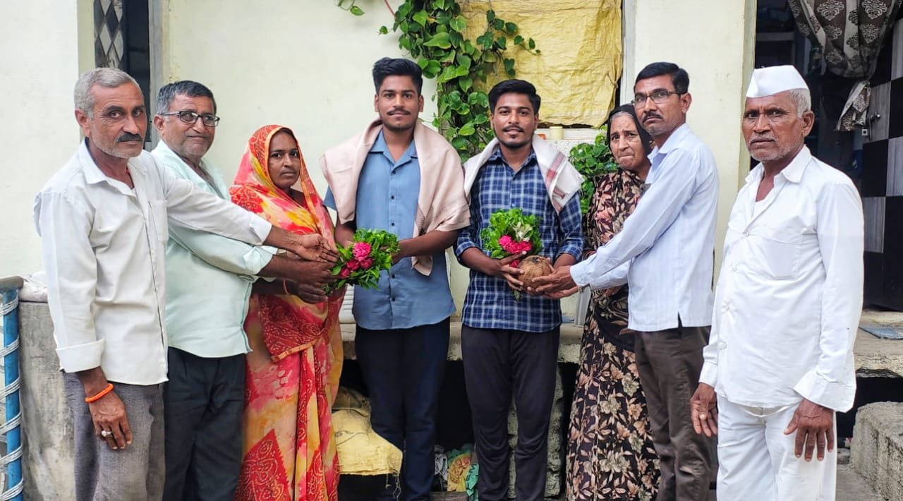 दारिद्र्याच्या अंधारातून यशाचा प्रकाश!”  भडणे येथील मोहित व मनोज गिरासे बंधूंनी पित्याच्या स्वप्नांना दिली यशस्वी उंची