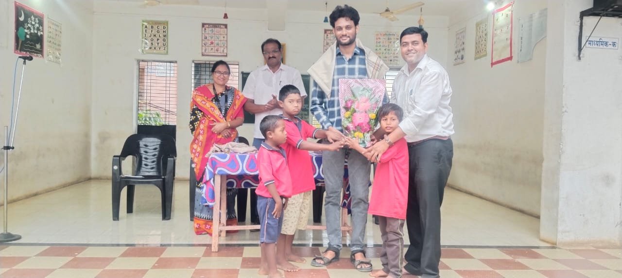 वाढदिवस साजरा झाला अनोख्या पद्धतीने – विशेष मुलांना मिष्टान्न भोजन, प्रेरणादायी उपक्रमाने सर्वांचे मन जिंकलं!”