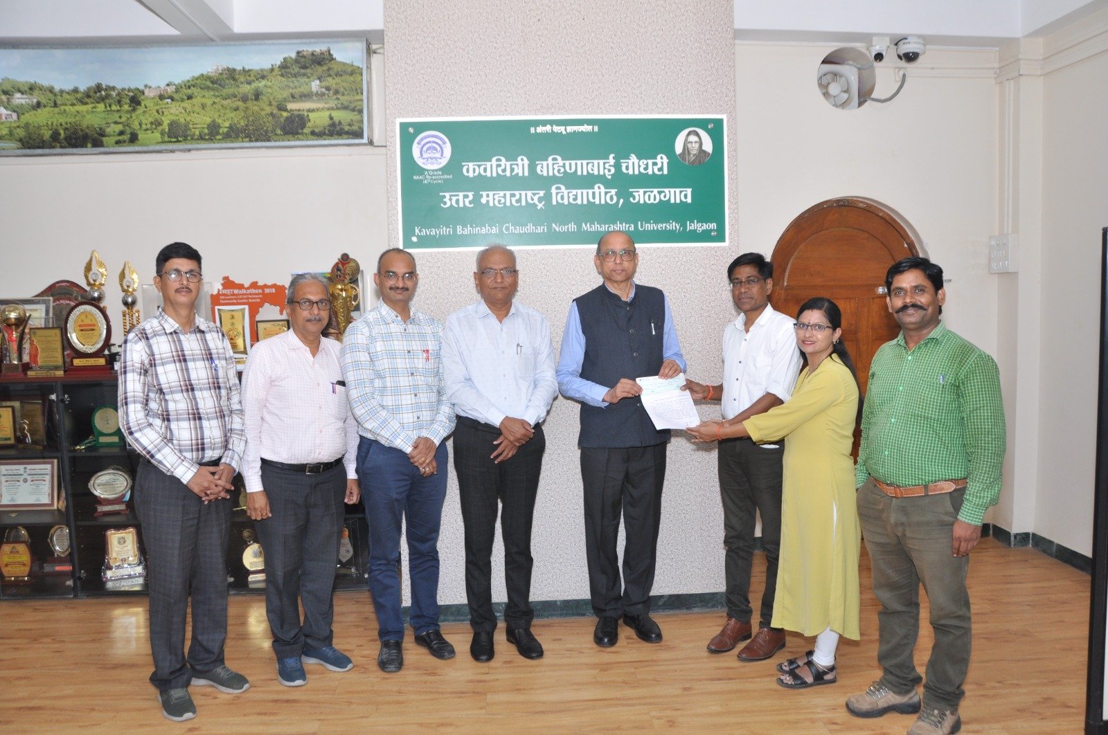 समाजकार्य विषयात प्रथमच सुवर्ण पदक, प्राचार्य डॉ पी एस व प्रा डॉ कविता पाटील यांचा पुढाकार