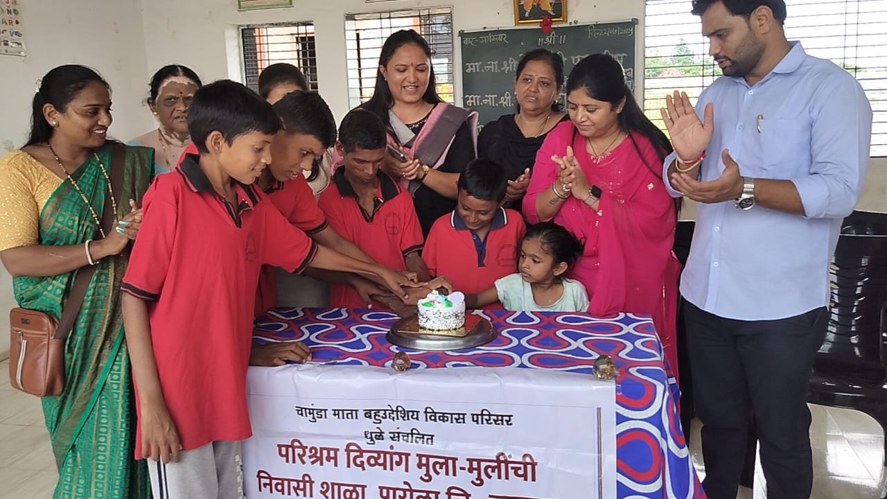 “परिश्रम दिव्यांग निवासी शाळेत  मुख्यमंत्री व उपमुख्यमंत्री यांचा वाढदिवस साजरा – राष्ट्रवादी महिला आघाडीचा माणुसकीचा स्पर्श”