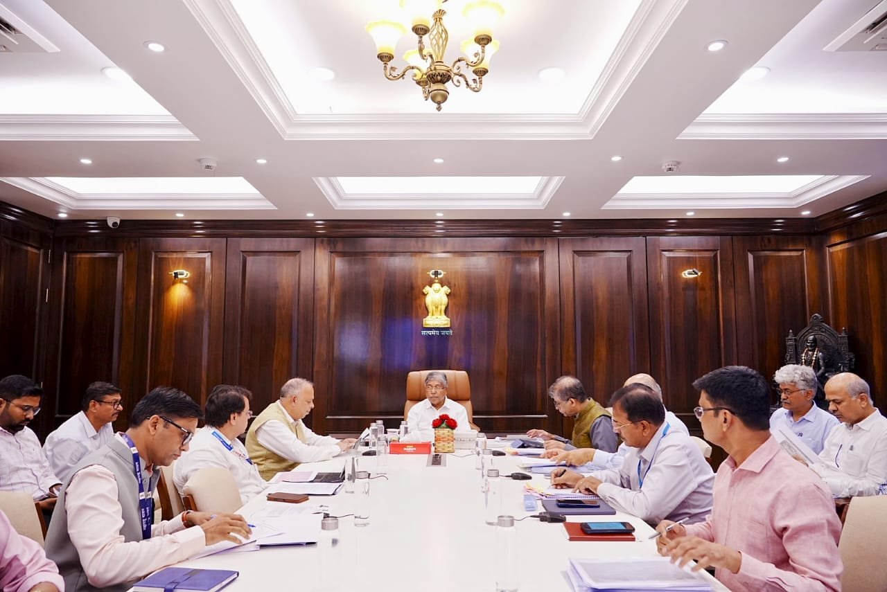 उच्च व तंत्र शिक्षण विभागाची आढावा बैठक संपन्न*  *मुंबई विद्यापीठातील 87 अनुकंपा नियुक्त कर्मचाऱ्यांच्या सेवा नियमित करण्यास मान्यता*  *उच्च व तंत्र शिक्षण मंत्री चंद्रकांतदादा पाटील*