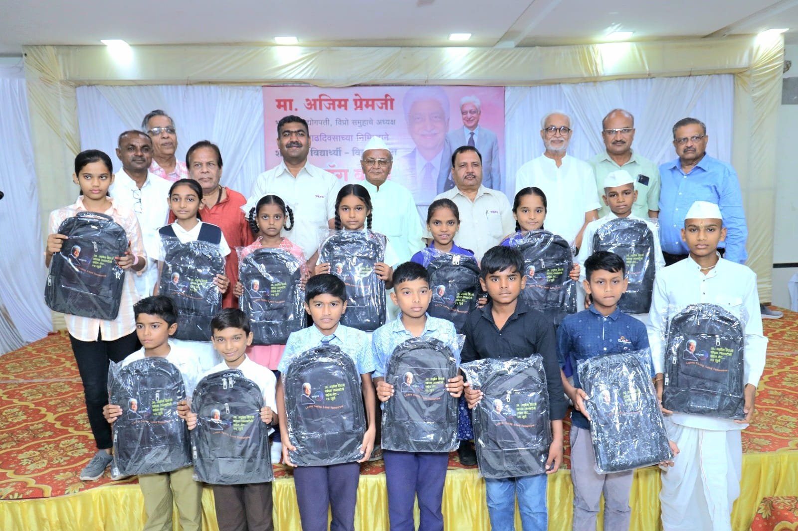 विप्रोचे अध्यक्ष अजीम प्रेमजी यांचा वाढदिवस अमळनेरमध्ये सेवाभावी उपक्रमाने साजरा  गरजू विद्यार्थ्यांना दप्तर वाटप आणि स्वादिष्ट भोजन