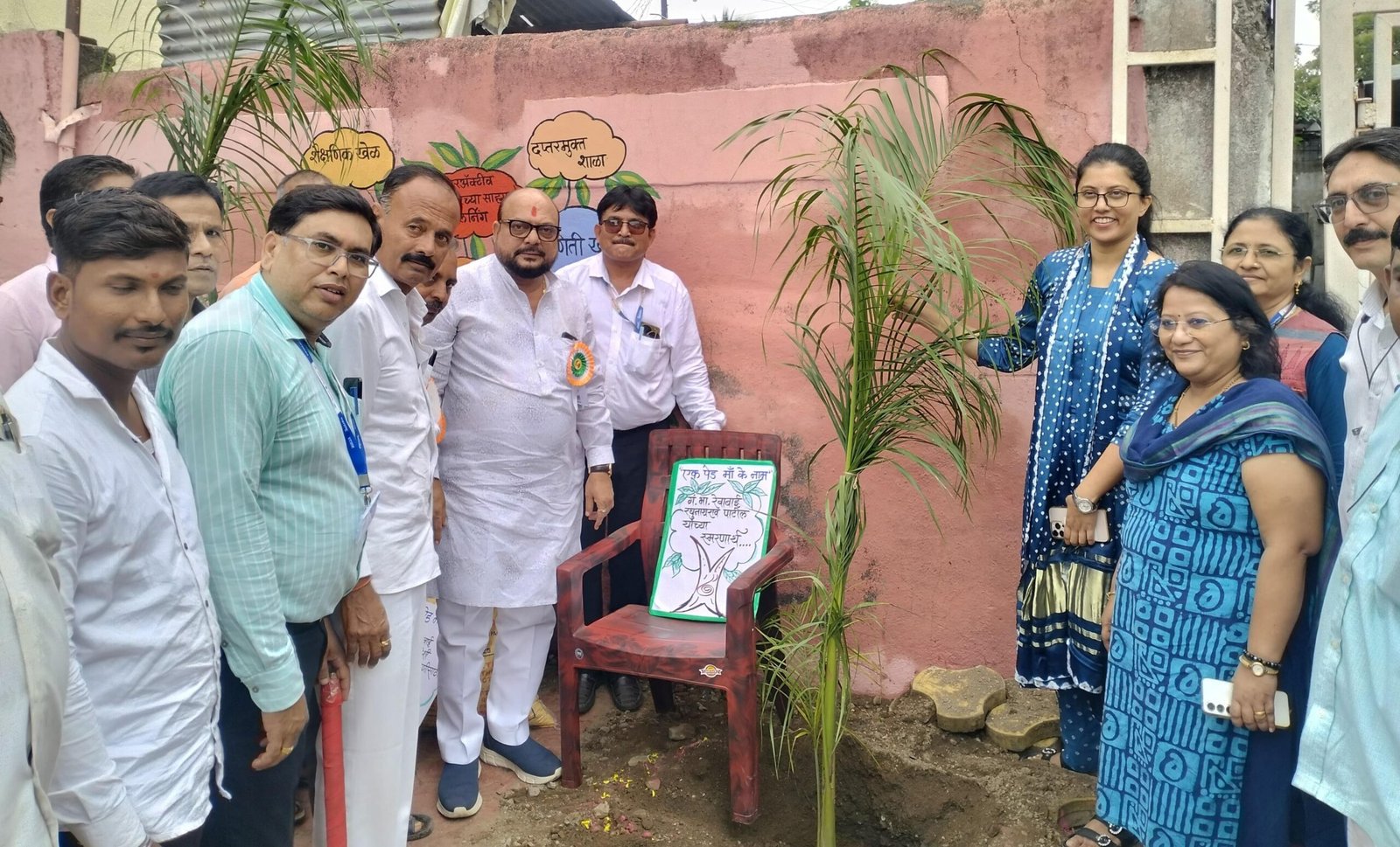 एक पेड माँ के नाम’ उपक्रमांतर्गत पाळधी शाळेत वृक्षारोपण कार्यक्रम*  *”झाडांचे संगोपन म्हणजे आईच्या आठवणींना जपणे”* – *पालकमंत्री गुलाबराव पाटील*