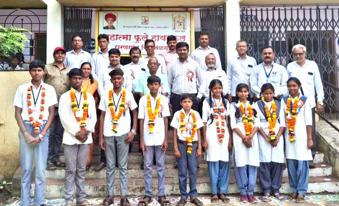 EVM ऍप वर शालेय मंत्रिमंडळ निवडणूक उत्साहात संपन्न !…  विद्यार्थ्यांना निवडणूक प्रक्रियेची प्रत्यक्ष अनुभूती , शाळेचा नाविन्यपूर्ण उपक्रम : महेंद्र सूर्यवंशी [ तहसीलदार ]  “लोकशाहीचा महोत्सव ” कृतीतून साजरा झाला : अँड. व्ही एस भोलाणे [ पत्रकार ]