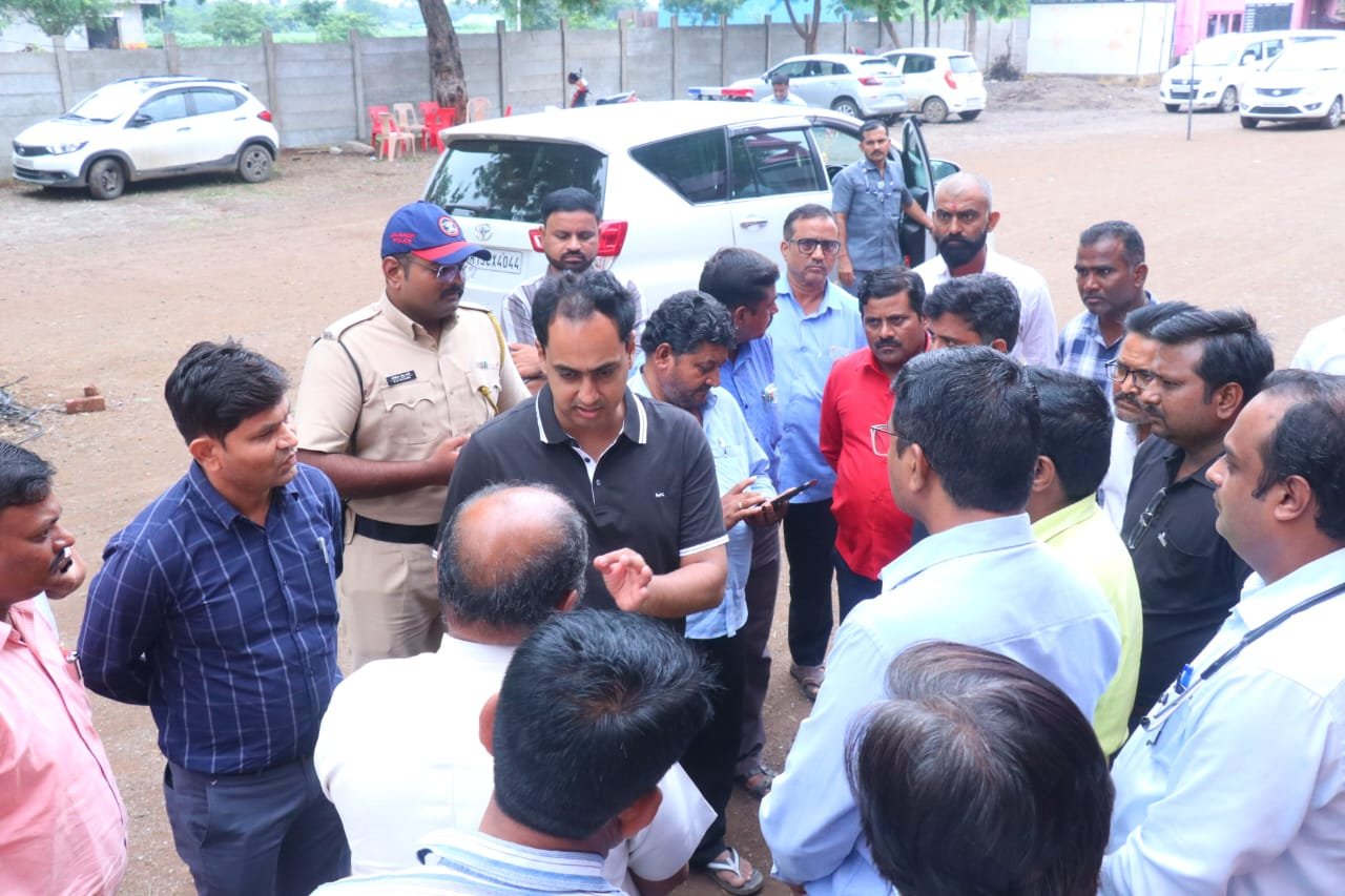 पातरखेडा अनुदानित आश्रमशाळेत कांजण्यांचा प्रादुर्भाव; जिल्हाधिकारी आयुष प्रसाद यांची तातडीने भेट*