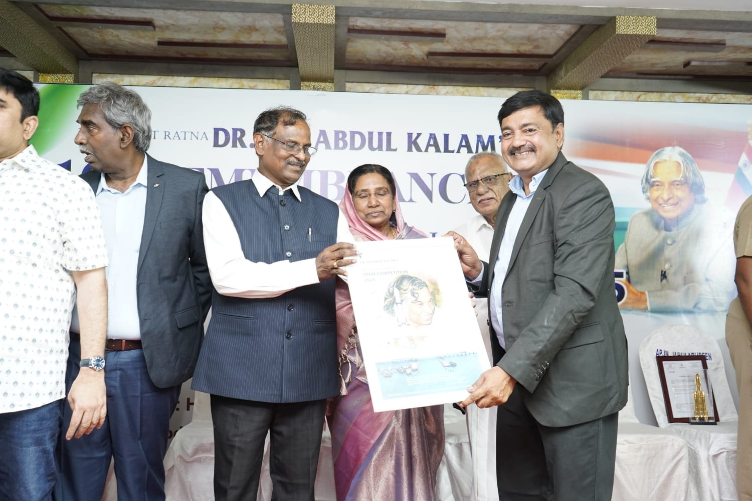 डॉ. कलाम पुण्यतिथीनिमित्त रामेश्वरममध्ये मिलिंद चौधरी यांचा इसरो अध्यक्षांच्या हस्ते सन्मान