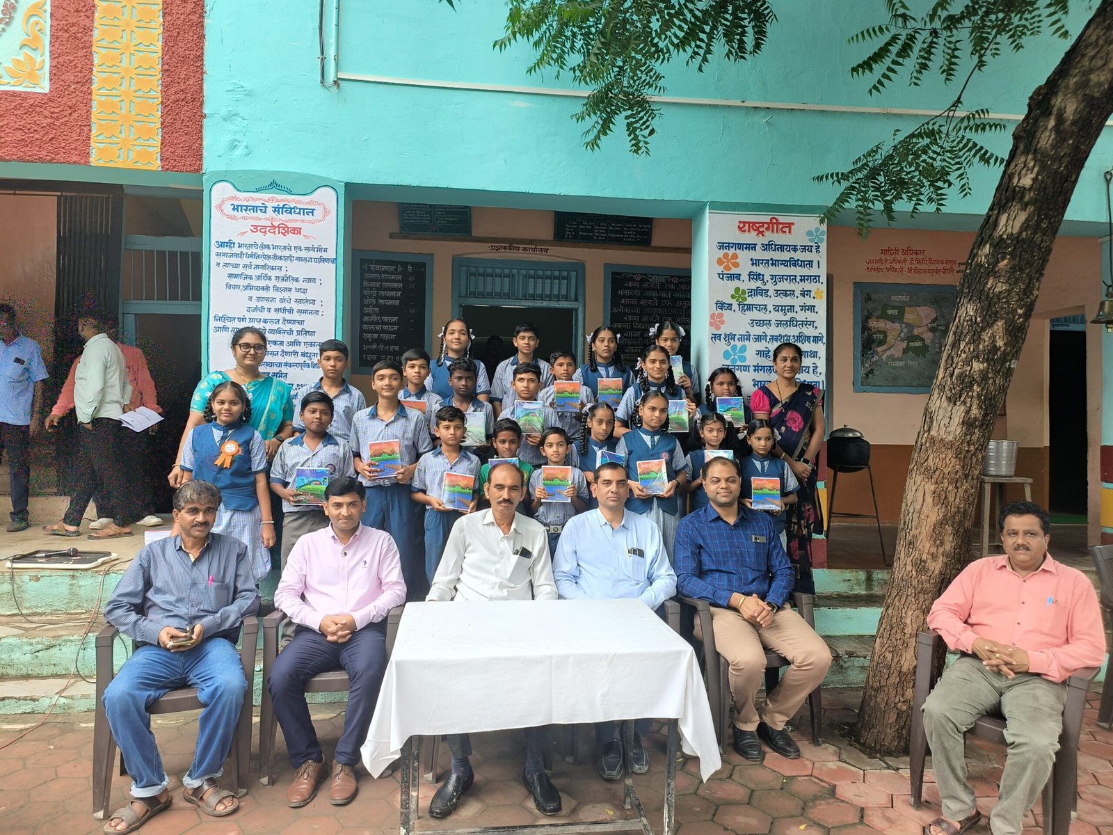 रोटरी इंटरॅक्ट क्लबतर्फे सार्वजनिक विद्यालय असोदा येथे वह्या वाटप उपक्रम संपन्न*