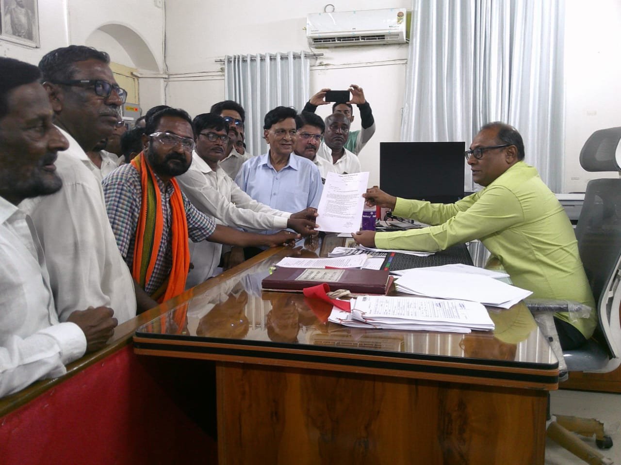 दिव्यांगांच्या हक्कांसाठी उपविभागीय अधिकाऱ्यांना निवेदन सादर , दिव्यांग बांधवांच्या समस्या सोडवण्यासाठी महाविकास आघाडी मैदानात