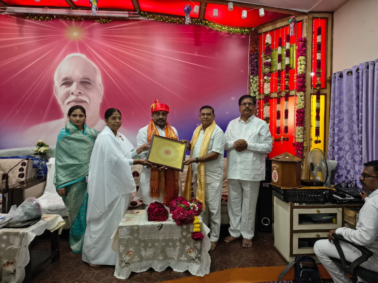 लोकप्रतिनिधींच्या सन्मानभावनेचा अनोखा क्षण!  प्रजापिता ब्रह्माकुमारी परिवारातर्फे आ. बोंढारकर तिडके पाटील यांचा वाढदिवस साजरा; समाजरत्न पुरस्कारप्राप्त व्यक्तीचा गौरव