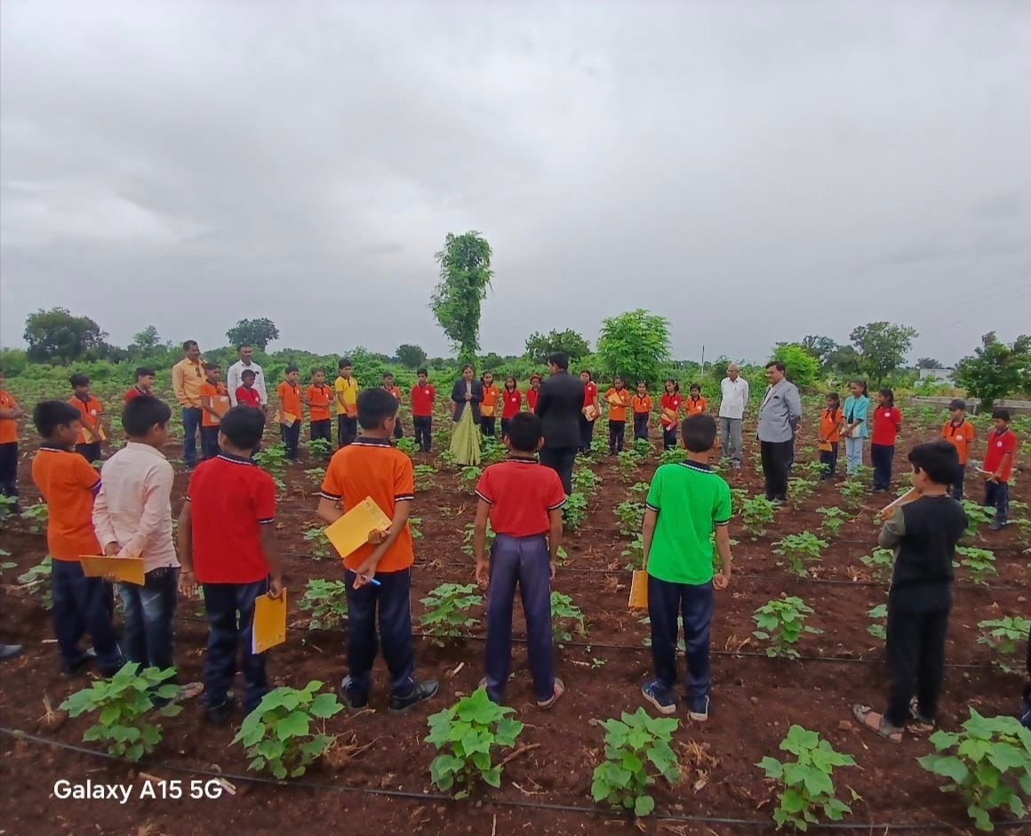 विद्यार्थी शेताच्या बांधावर’ —ग्लोबल मिशन स्कुलचा प्रेरणादायी कृषी दिन