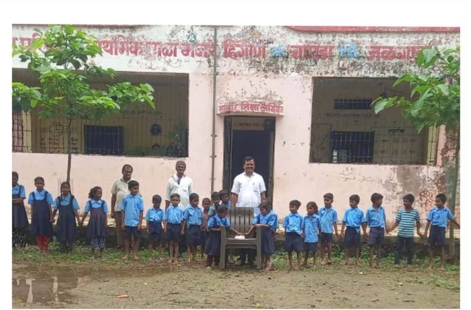 वृक्ष संवर्धनाची शिकवण देणारा शिक्षक – योगेश सनेर यांचा प्रेरणादायी उपक्रम”