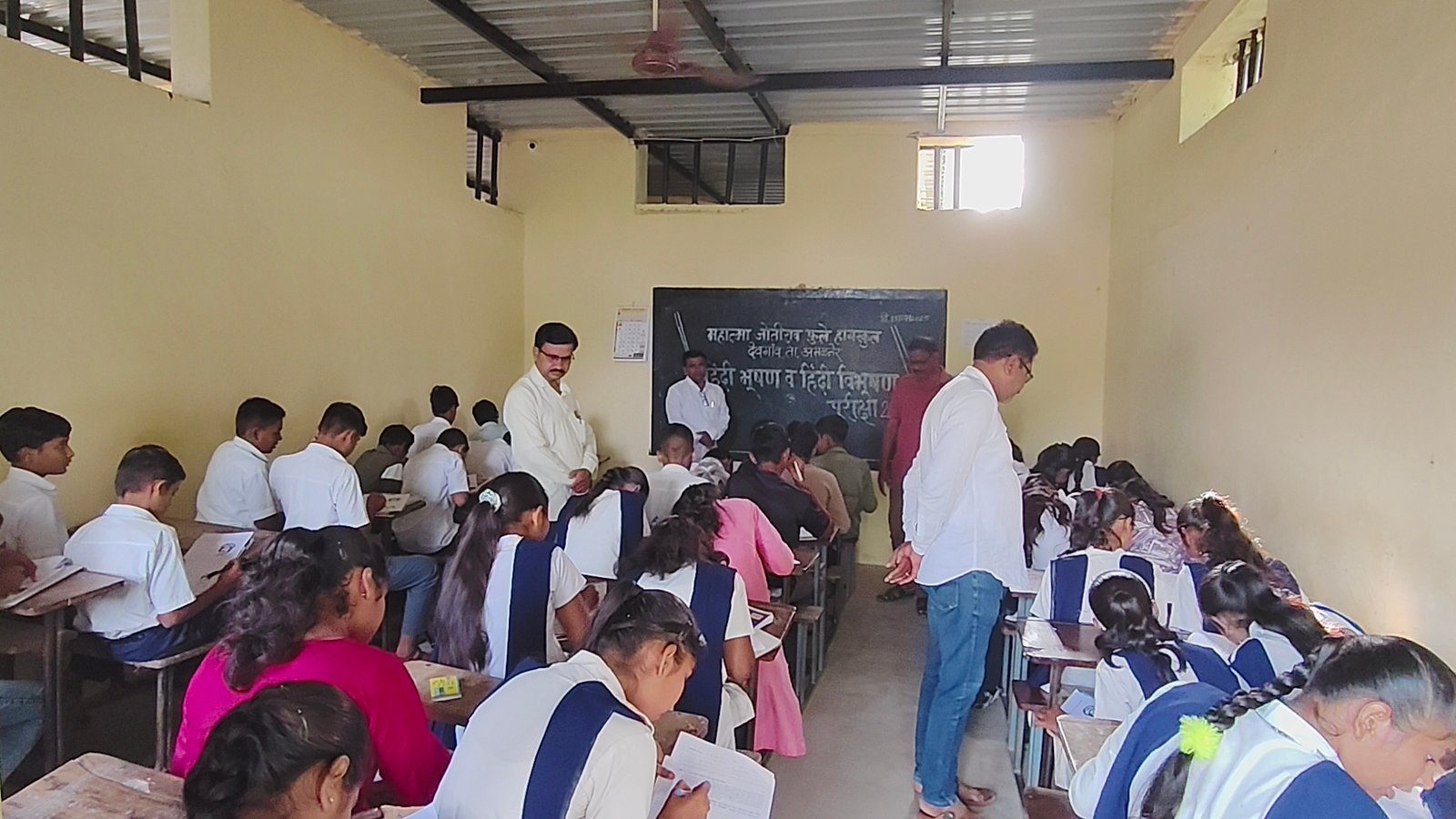 देवगांवमध्ये राष्ट्रभाषेचा जागर; हिंदी भूषण-विभूषण परीक्षेला विद्यार्थ्यांचा उत्स्फूर्त प्रतिसाद!