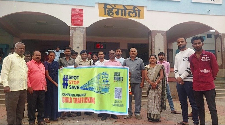हिंगोली रेल्वे स्थानकावर इसार संस्थेच्या वतीने जागतिक मानव तस्करी विरोधी दिनानिमित्त जनजागृती मोहीम
