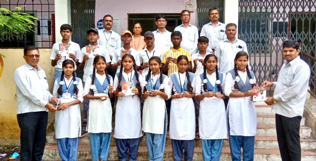 महात्मा फुले हायस्कूल धरणगाव येथे महापुरुषांना वंदन!….  अण्णाभाऊ साठे हे सत्याचा शोध घेणारे खरे सत्यशोधक – एच डी माळी