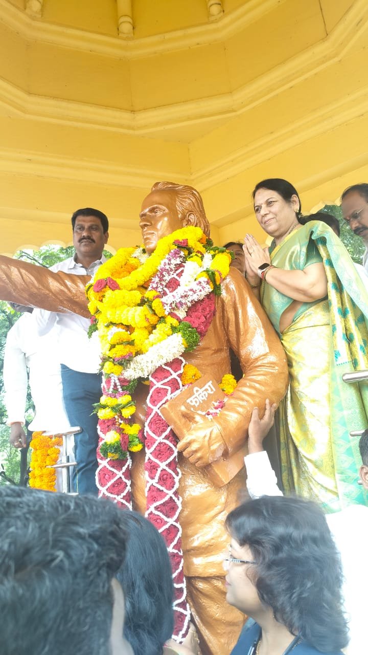 लोकशाहीर अण्णाभाऊ साठे यांच्या १०५व्या जयंतीनिमित्त उपसभापती डॉ. नीलम गोऱ्हे यांचे विनम्र अभिवादन*  *”साहित्याच्या माध्यमातून जनतेच्या मनात अण्णाभाऊंनी स्थान निर्माण केले” – डॉ. नीलम गोऱ्हे*