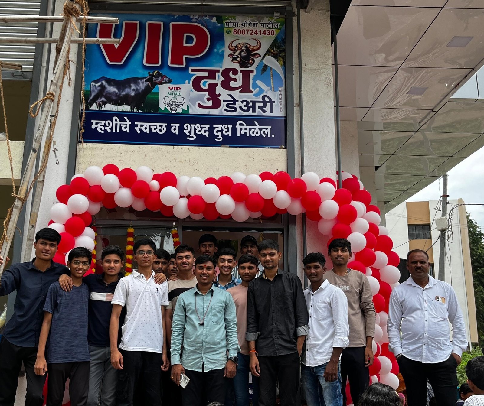 VIP दूध ATM – स्वच्छतेची आणि ताजेपणाची नवी ओळख!  अमळनेरमध्ये ताजेपणा आणि स्वच्छतेचा सर्वोत्तम अंदाज – VIP दूध ATM चे भव्य उद्घाटन!