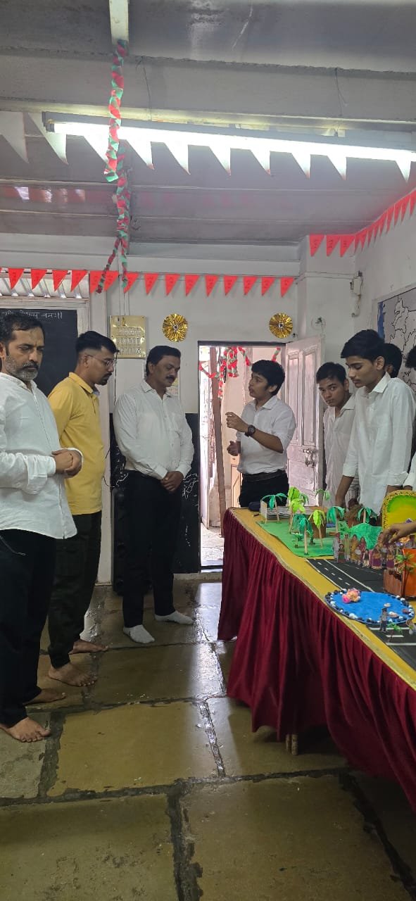 विद्यार्थ्यांनी संशोधनाकडे वळावं- अनिल बोरनारे  क्वेस्ट-२५ विज्ञान प्रदर्शनाचे अनिल बोरनारेंनी केले उद्घाटन