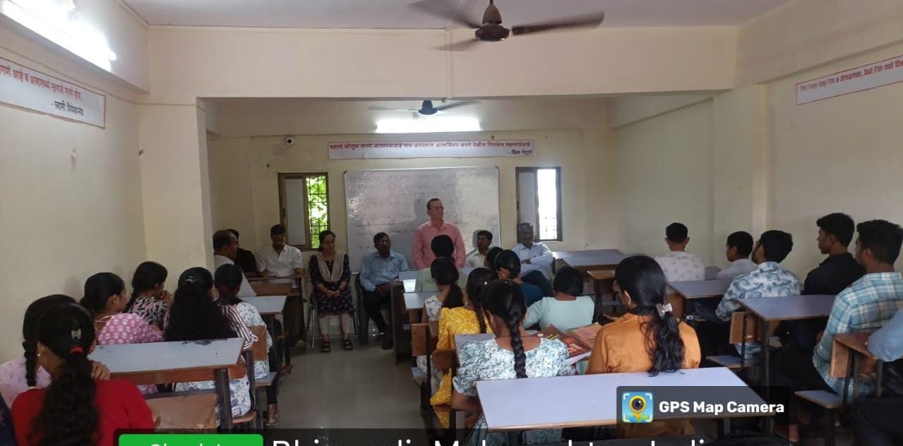 एम.एल.म्हात्रे व्यवसायिक महाविद्यालयात टिळक पुण्यतिथी व अण्णाभाऊ साठे जयंती उत्साहात साजरी.