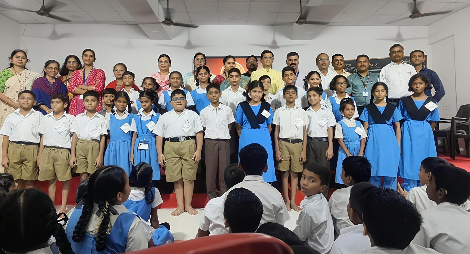 लोकमान्य टिळक पुण्यतिथीनिमित्त टिळकनगर शाळेत विद्यार्थ्यांचा मंत्रिमंडळाची स्थापना.*