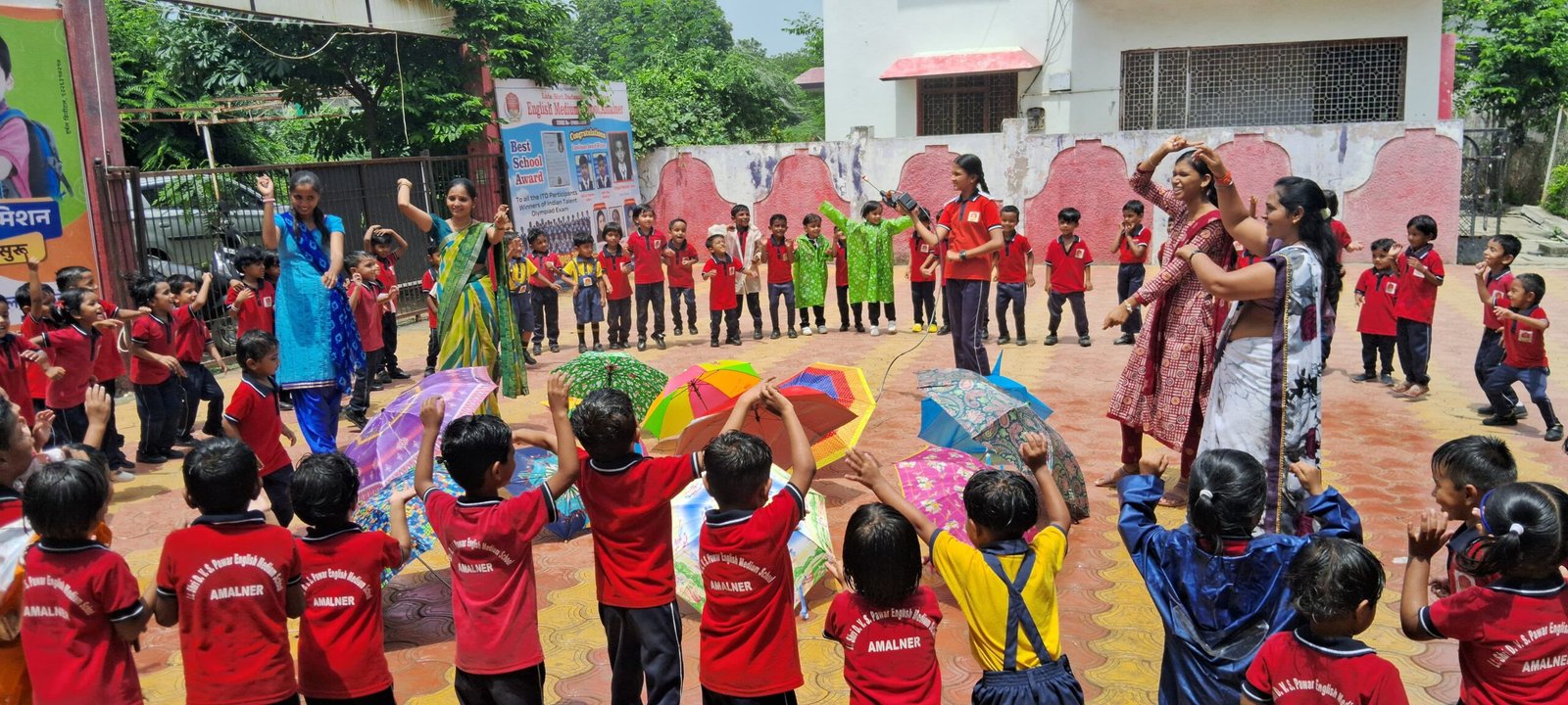 व्ही.एस.पवार इंग्लिश मीडियम स्कूलच्या विद्यार्थ्यांनी घेतला पावसाळ्याचा मनसोक्त आनंद…..