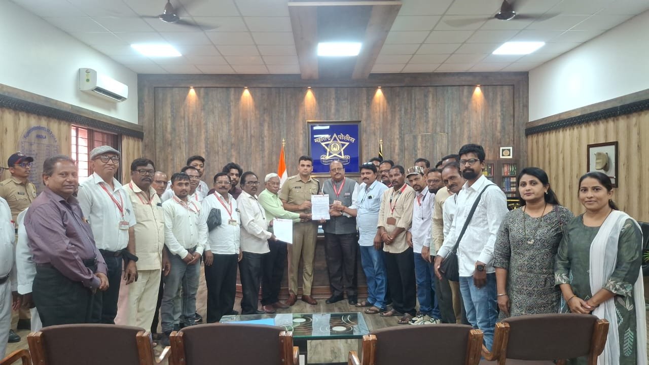 अकोला पत्रकार हल्लाप्रकरणी लोकस्वातंत्र्यचे जिल्हा पोलिस अधिक्षकांना निवेदन*  *धमक्यांच्या तक्रारीवरच योग्य वेळी कडक कारवाई करण्याचे लोकस्वातंत्र्य पत्रकार महासंघाला अभिवचन*