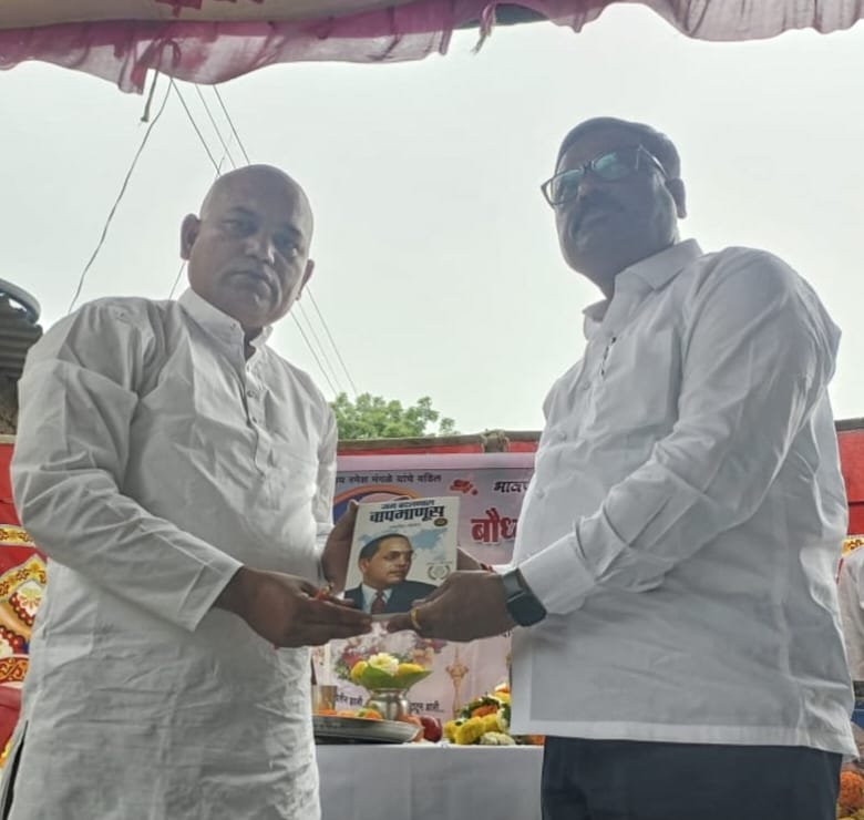 वडिलांच्या स्मृतीला शिक्षणरूपी श्रद्धांजली! ,  “कलाशिक्षक संजय मंगळे यांचा अनोखा उपक्रम — दशक्रिया विधींचा खर्च टाळून स्पर्धा परीक्षा विद्यार्थ्यांना महागडी पुस्तके भेट”