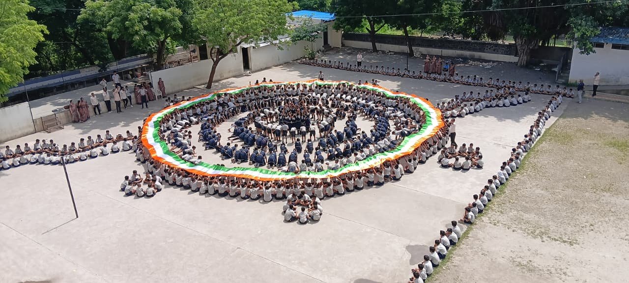 शेठ ला.ना.सार्वजनिक विद्यालयात ९०० विद्यार्थ्यांनी साकारली योग राखी* :-