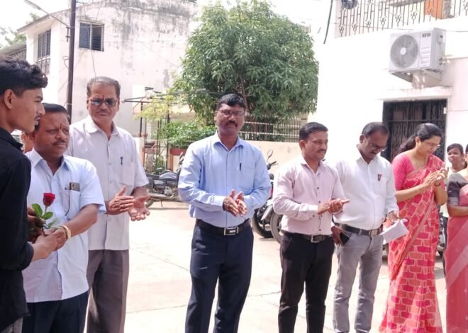 समाजभानाचे उदाहरण! कला वाणिज्य कनिष्ठ महाविद्यालयात १०० विद्यार्थ्यांना मोफत साहित्य