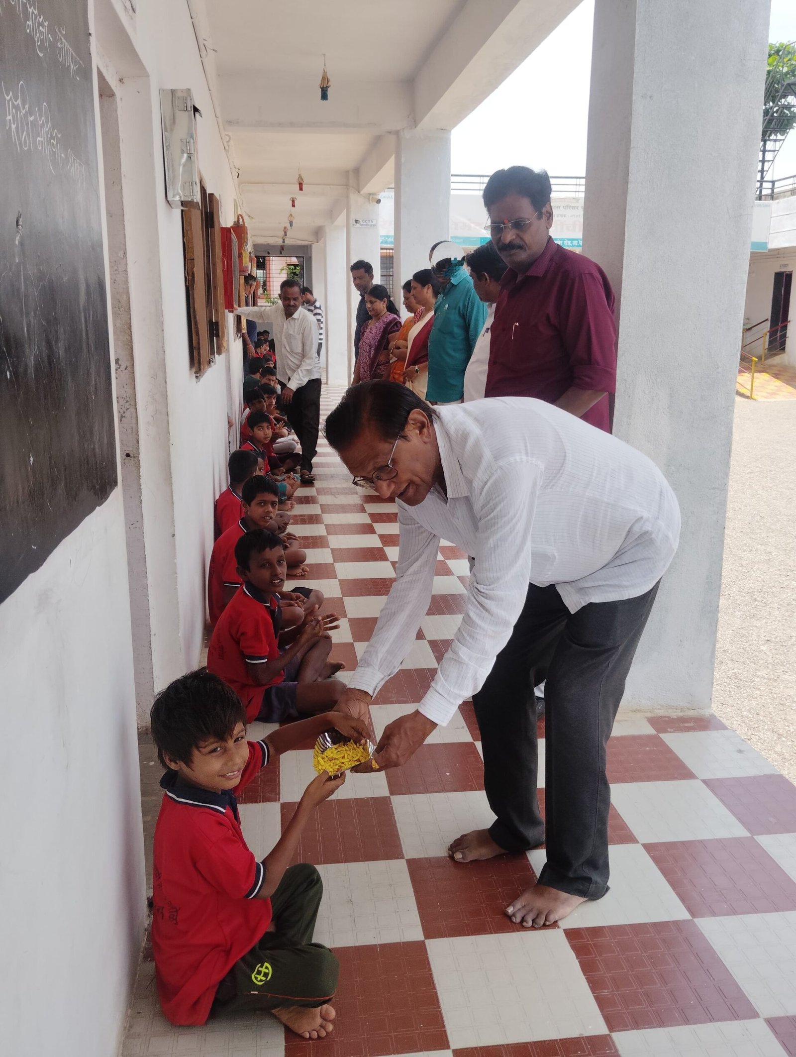 वाढदिवस साजरा करतांना सामाजिक बांधिलकीचे दर्शन – डॉ. सचिन बडगुजर यांच्याकडून विशेष दिव्यांग मुलांना मदतीचा हात