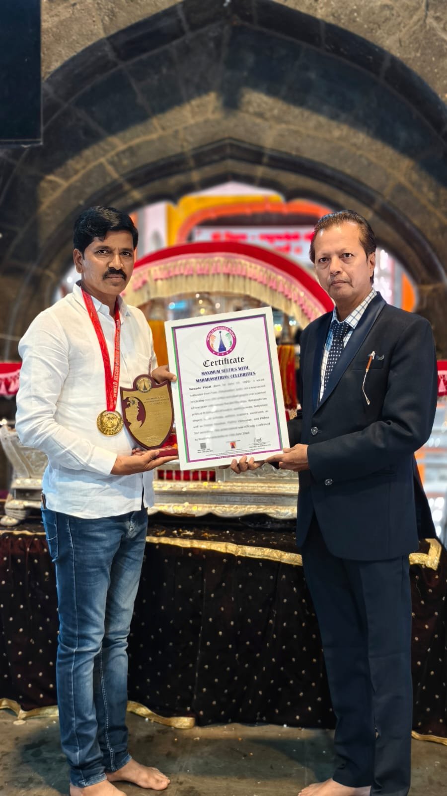 वर्ल्ड रेकॉर्डस इंडियासह महाराष्ट्रीयन सेलिब्रेटीसह जास्तीत जास्त सेल्फी हा नवीन विक्रम पोपट नलावडे यांच्या नावावर