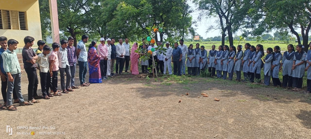 व्ही. झेड. पाटील हायस्कूल शिरुड येथे झाडांचा वाढदिवस साजरा*
