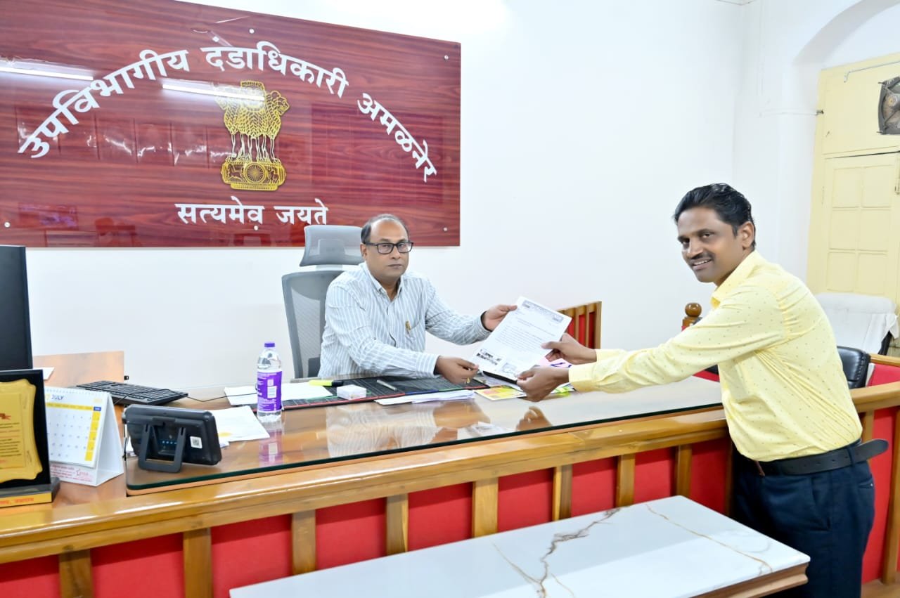 विद्यार्थी शैक्षणिक दत्तक मोहीम” शासनमान्यतेसाठी अमळनेर PTA क्लासेस संघटनेचे उपविभागीय अधिकारी यांना निवेदन