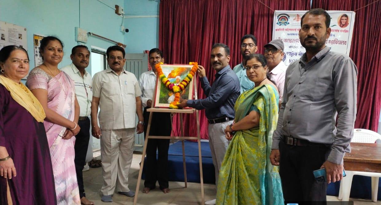 विश्व आदिवासी दिवस व व्यावसायिक समाजकार्य पंधरवाडा निमीत्त आदिवासी क्रांतिकारकांना अभिवादन  समाजकार्य महाविद्यालय अमळनेर चा मासवे महाराष्ट्र आणि नॅप्सी दिल्ली यांचा उपक्रमात सहभाग