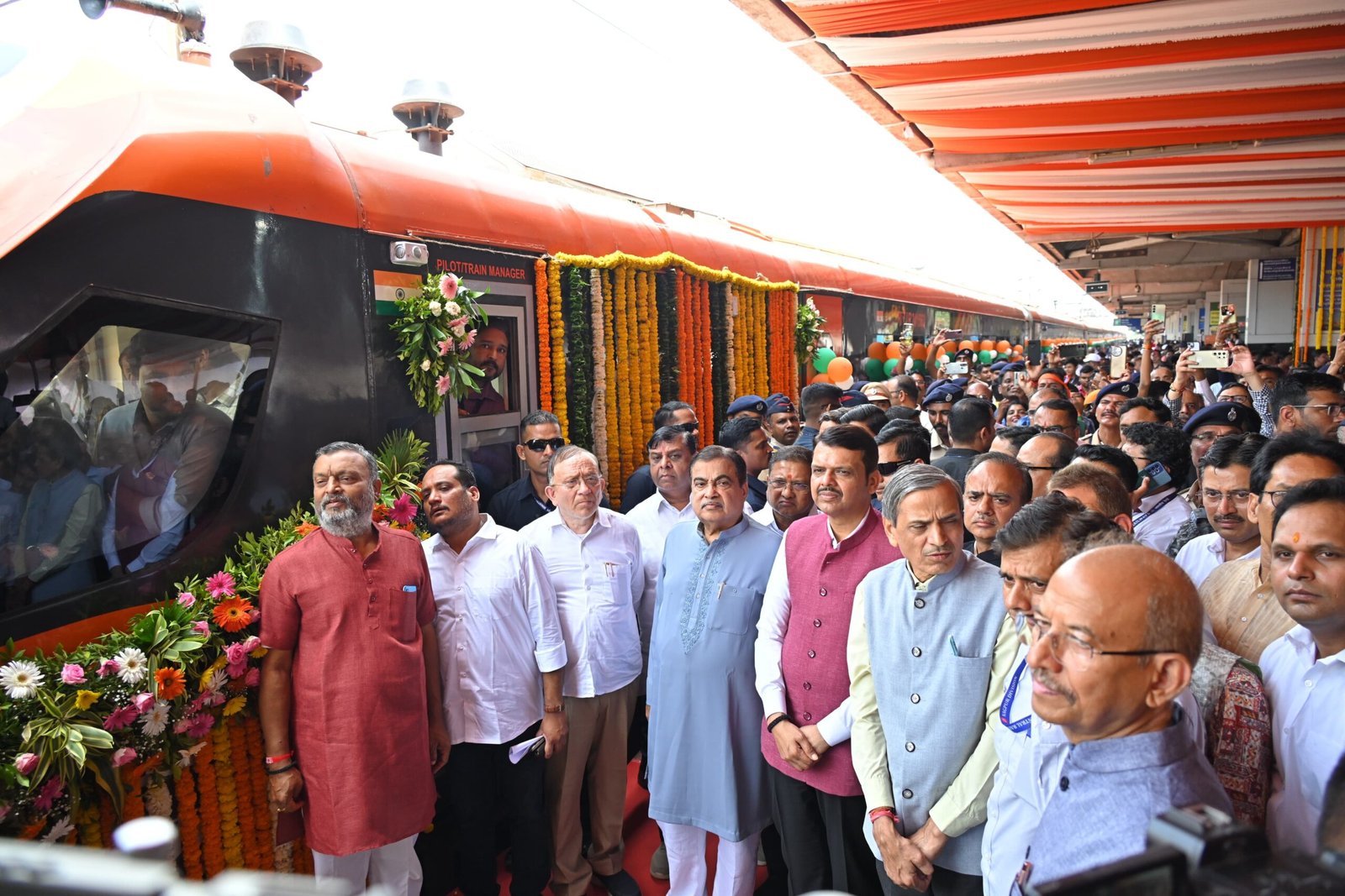 नागपूर-पुणे वंदे भारत एक्सप्रेसचा प्रधानमंत्र्यांच्या हस्ते शुभारंभ.  नगर-पुणे रेल्वे मार्गासाठी प्रयत्न – मुख्यमंत्री.