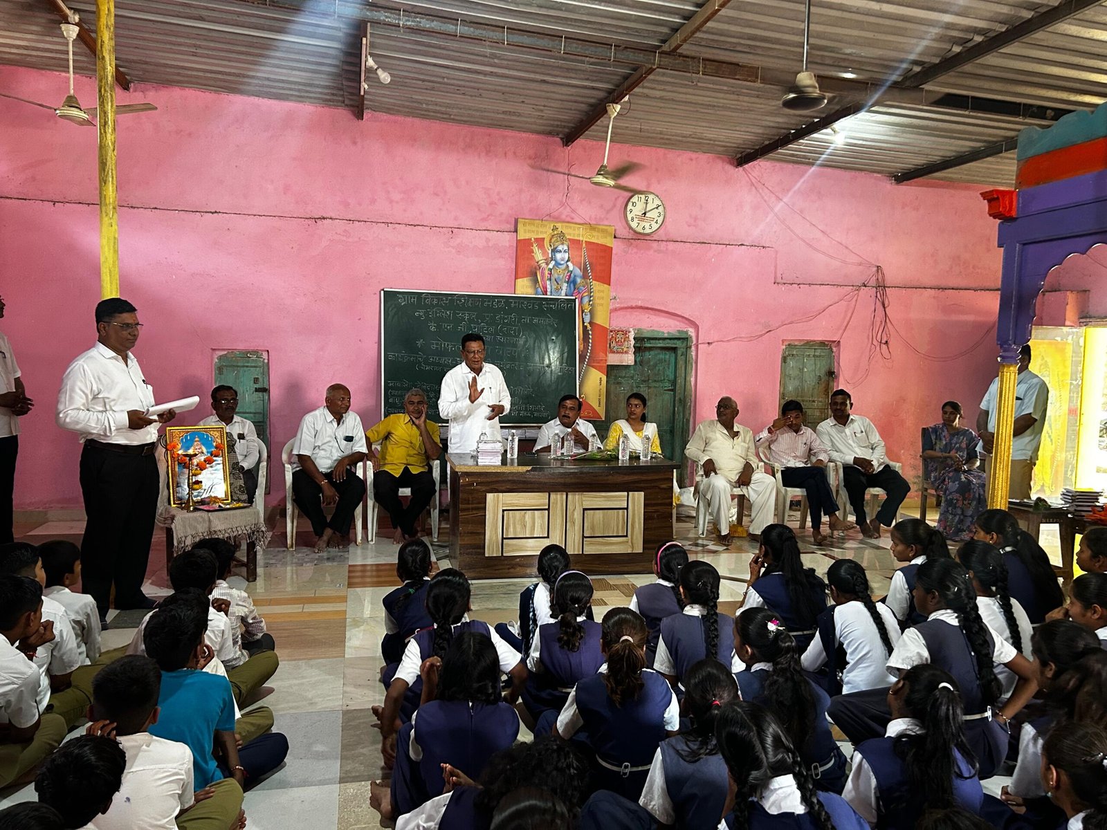 कै. एन.जी. पाटील यांच्या स्मृतिप्रीत्यर्थ डांगरी शाळेत मोफत वह्या वाटप”