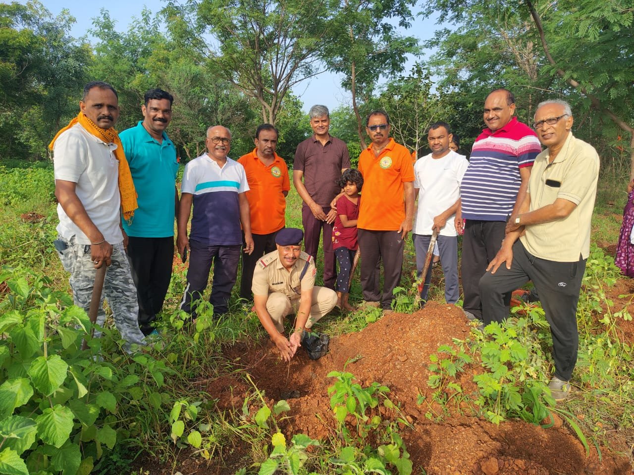 अंबर्षी टेकडीवर RPF अधिकार्‍यांचा माॅर्निंगवॉक व वृक्षलागवडीचा हरित संदेश