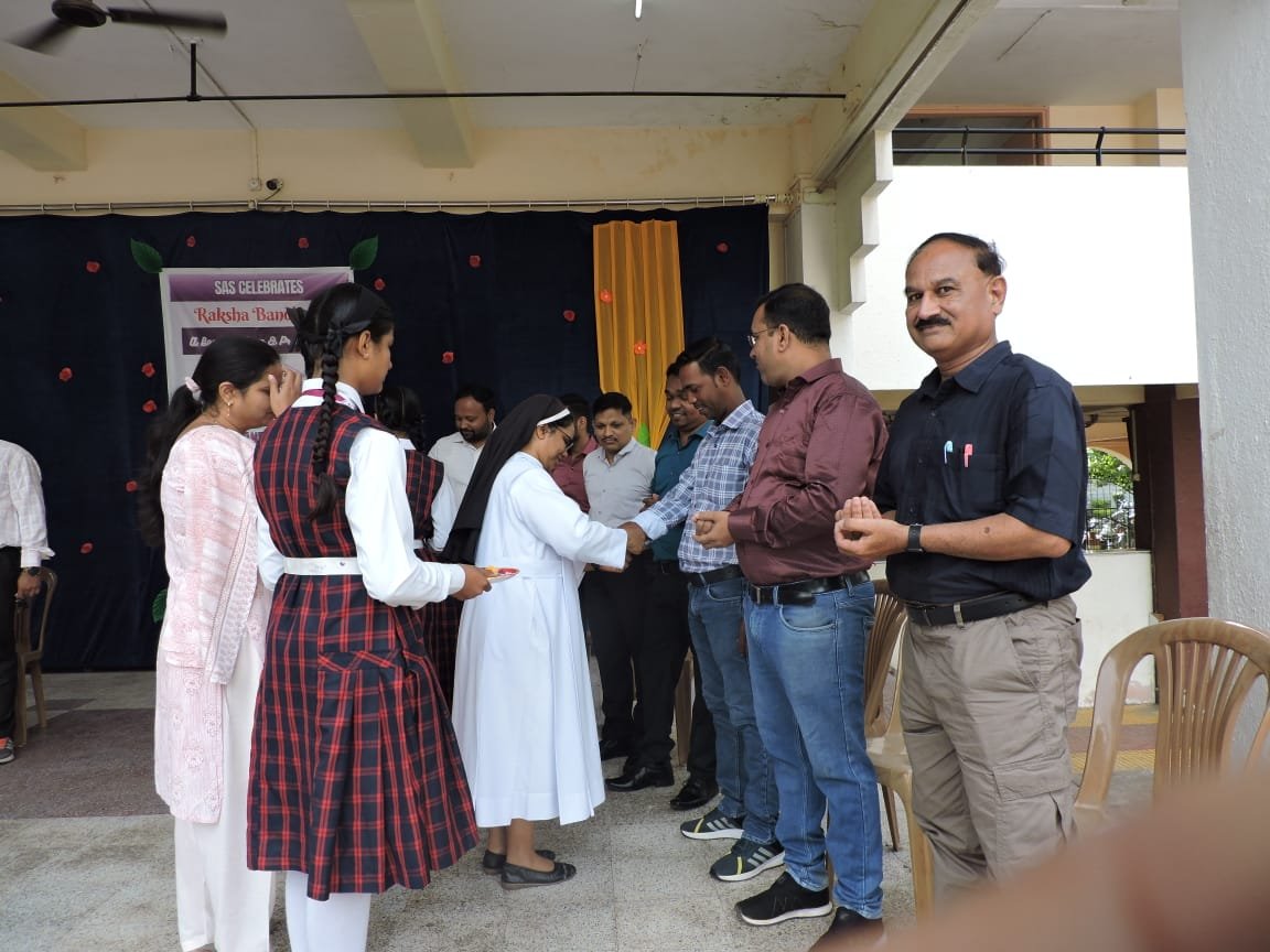 “सेंट अलॉयसेस हायस्कूलमध्ये रक्षाबंधनाचा उत्साह, प्रेम व एकतेचा संदेश”