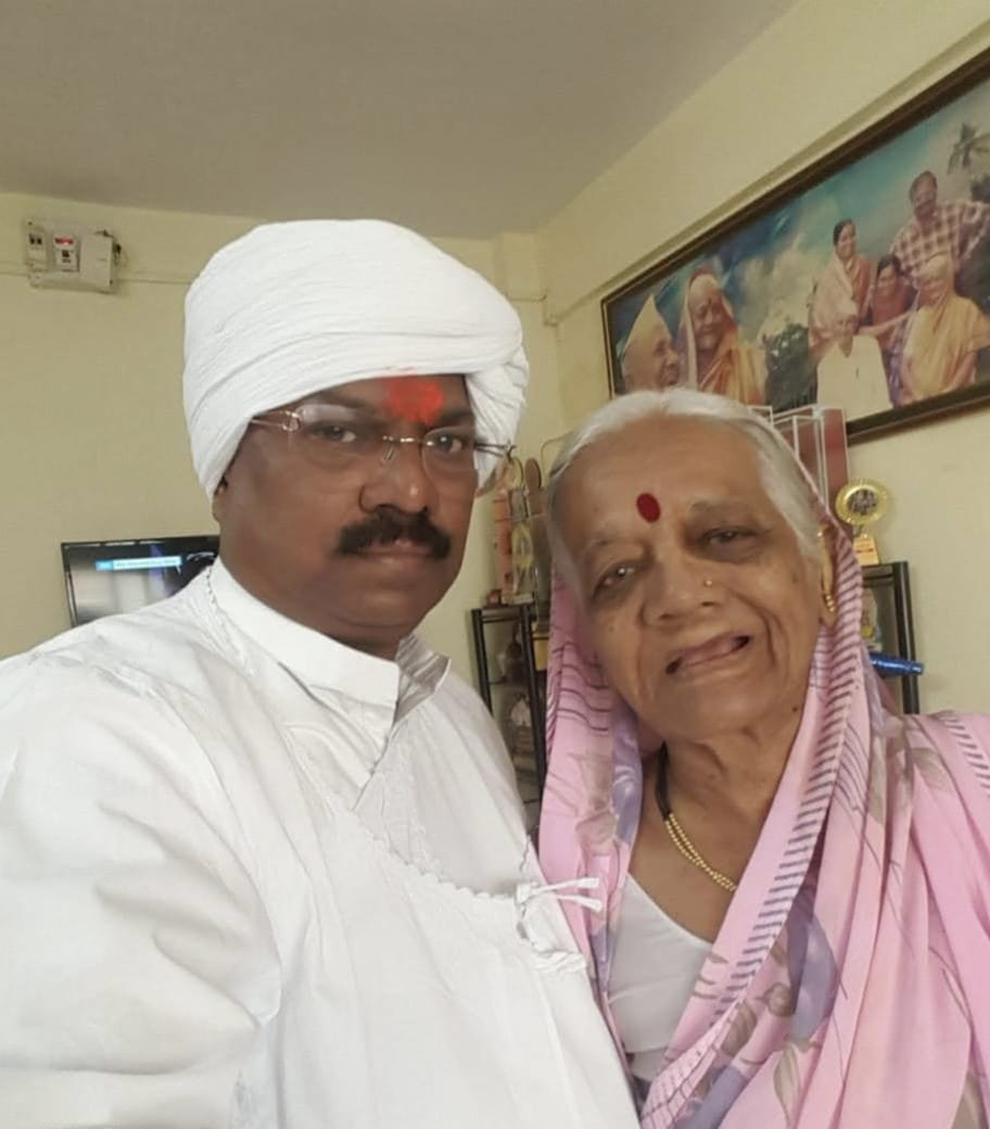 आज माझी आई अक्काचा ६ वा स्मृतीदिन*  *अक्का-बापू म्हणजे माझे “पॉवर हाऊस”.. संकट कसलेही असो..लढून जिंकायची “पॉवर ” तेच द्यायचे!*  *त्यांच्या स्मृती चरणी लवकरच “बापाची पेंड ” हे माझे आत्मकथन अर्पण करण्याचा संकल्प!*