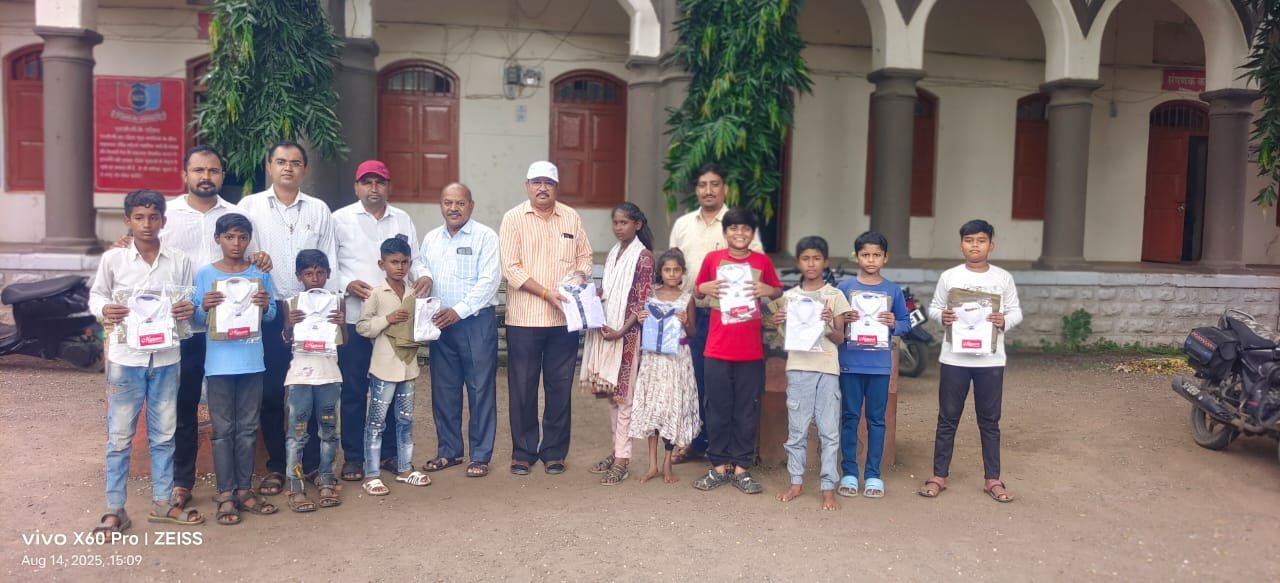 गरजूंना आधार – प्रताप हायस्कूलमध्ये स्वातंत्र्यदिनाच्या पूर्वसंध्येला मोफत गणवेश व शैक्षणिक साहित्य वाटप