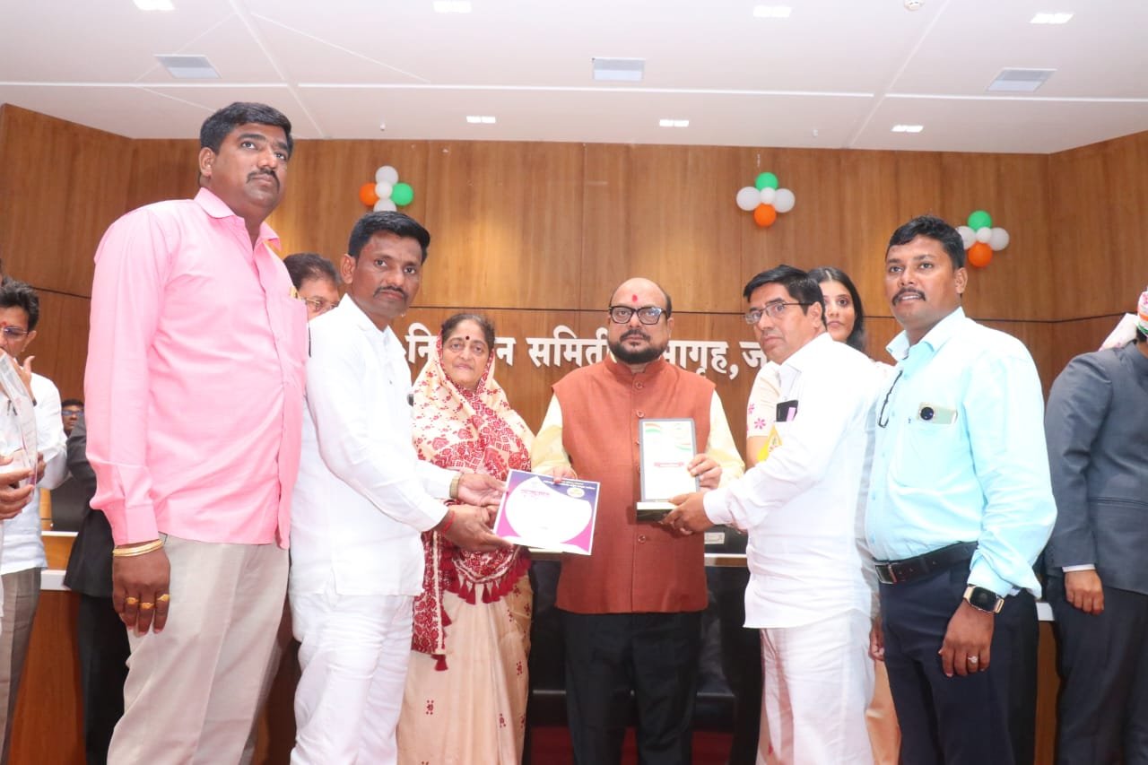 जिल्ह्यातील उत्कृष्ट कार्य करणाऱ्या अधिकारी, कर्मचारी यांच्या कामगिरीबद्दल गौरव*  ▪️ *पालकमंत्री गुलाबराव पाटील, खा. स्मिता वाघ, आ. सुरेश ( राजू मामा ) यांच्या हस्ते झाला गौरव*